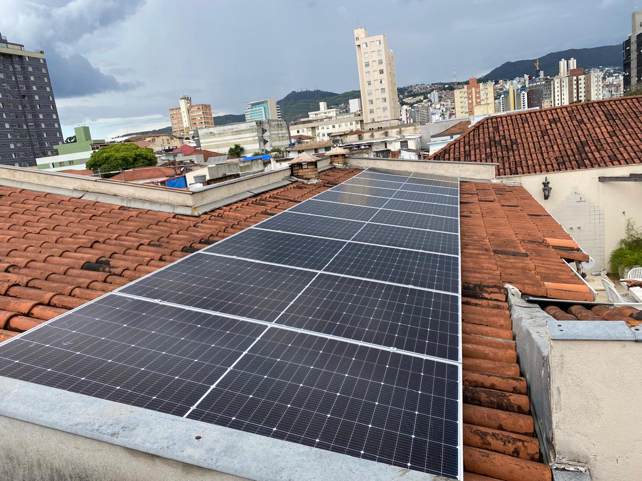 Instalação fotovoltaica no telhado colonial com inclinação